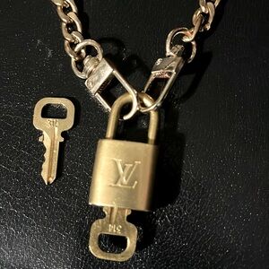 #180|Gold Louis Vuitton #314 Lock + 2 keys 🔑 +chain